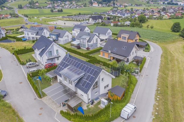 Vista aérea de residências particulares com painéis solares nos telhados