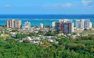 Foto grátis vista aérea de san juan com céu azul e mar. porto rico.