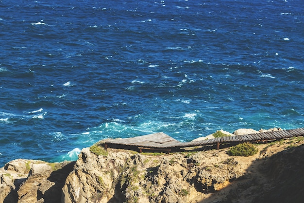 Foto grátis vista aérea de um caminho de madeira nas rochas sobre o oceano