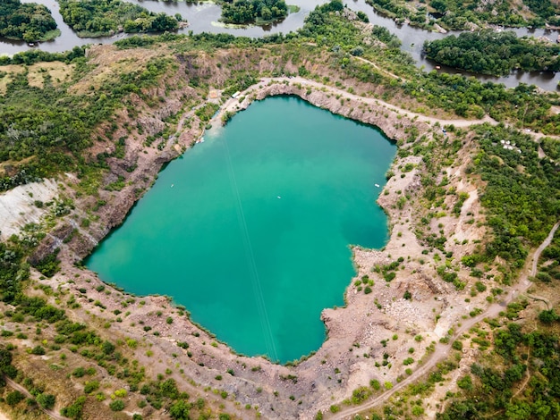 Vista aérea de um drone na pedreira do lago rhodon verde ao ar livre