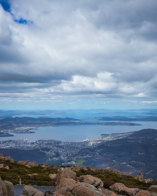 Vista aérea de um lago cercado por uma cidade