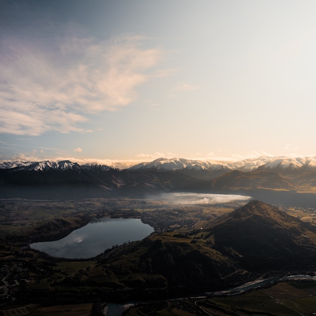 Vista aérea de um lago na montanha ao pôr do sol