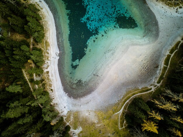 Vista aérea de um lindo pequeno lago na floresta