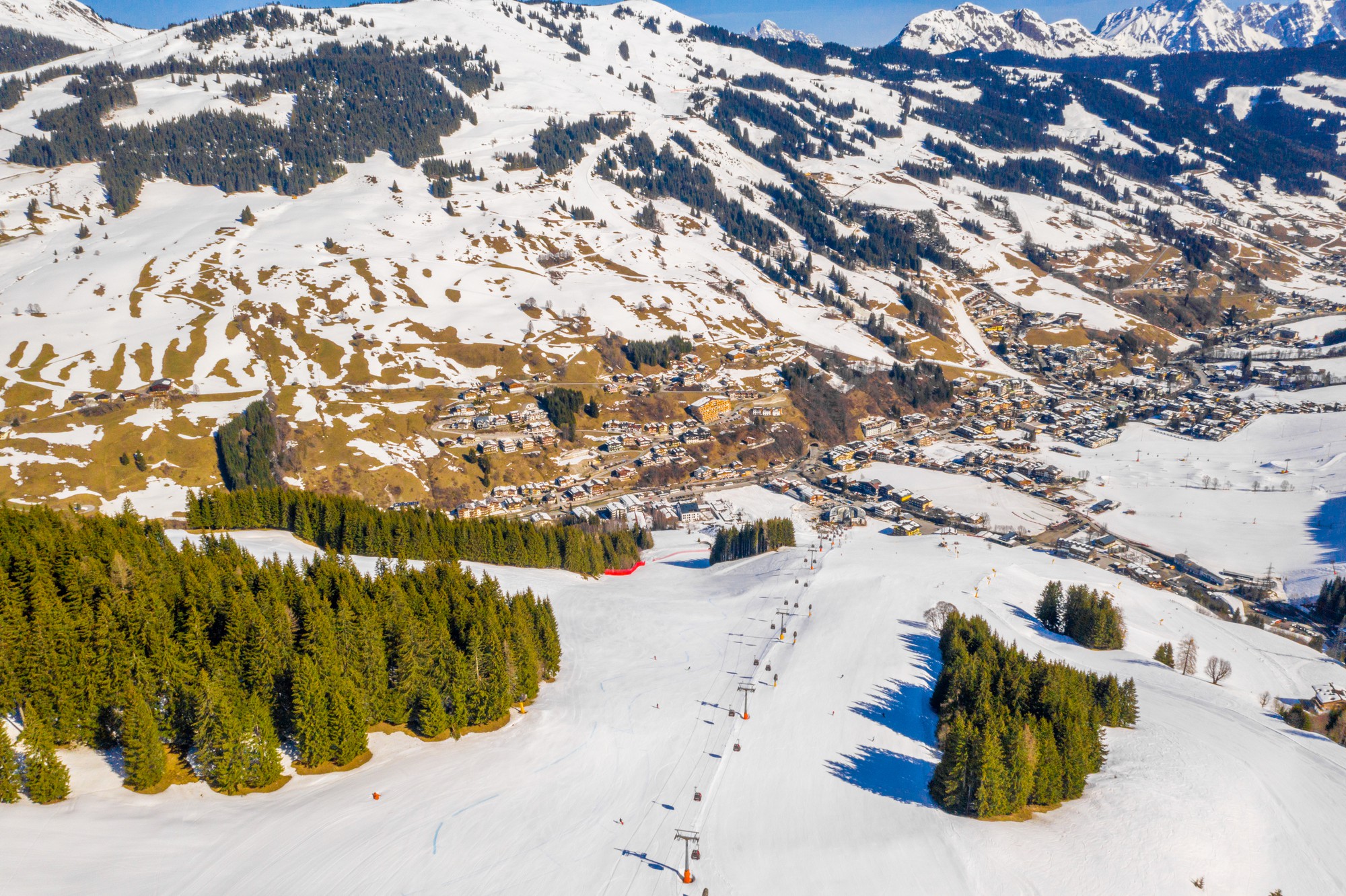 Vista aérea de uma estação de esqui nas montanhas Solden Áustria