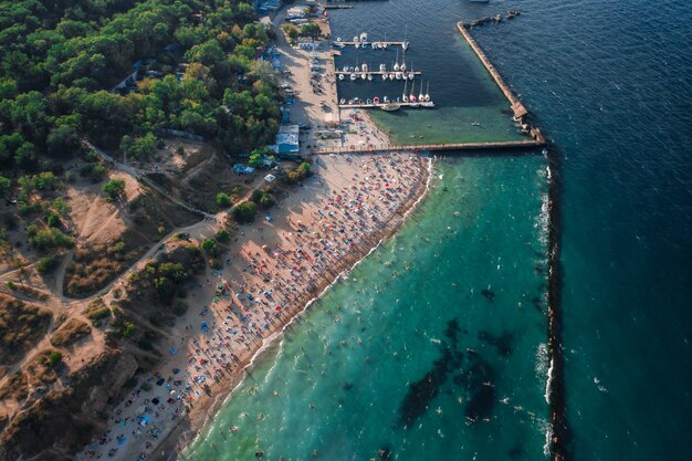 Vista aérea de uma multidão de pessoas na praia