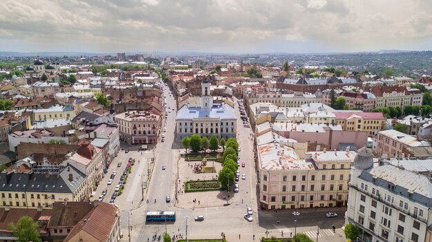 Vista aérea de verão da parte central da bela cidade ucraniana antiga Chernivtsi com suas ruas, prédios residenciais antigos, prefeitura, igrejas etc. Bela cidade.