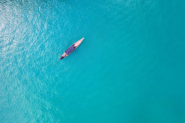 Vista aérea do barco de cauda longa no oceano, Tailândia.