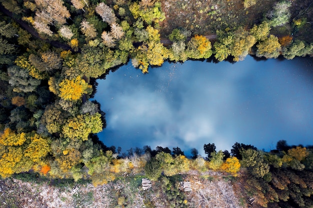 Vista aérea do belo lago cercado por uma floresta - ótimo para papéis de parede