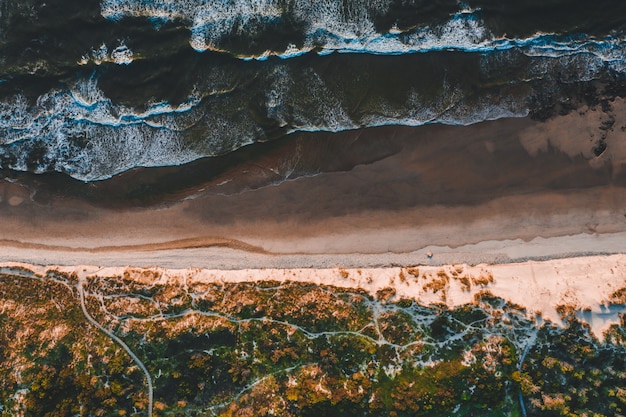Vista aérea do belo litoral com praias de areia branca