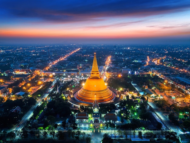 Vista aérea do belo pagode Gloden ao pôr do sol. Templo de Phra Pathom Chedi na província de Nakhon Pathom, Tailândia.