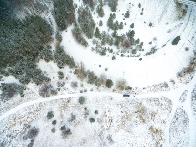 Vista aérea do campo coberto de neve