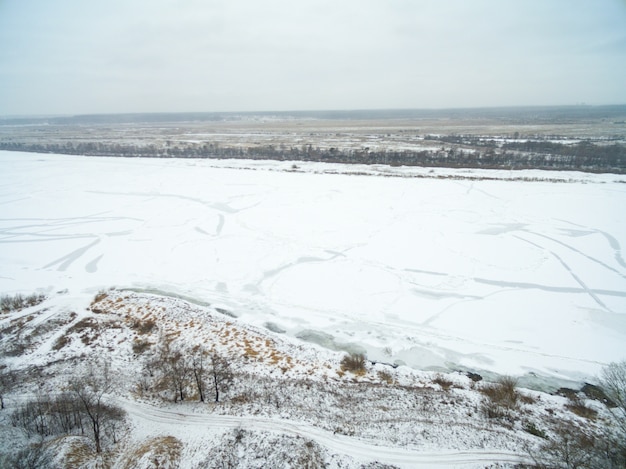 Vista aérea do campo coberto de neve