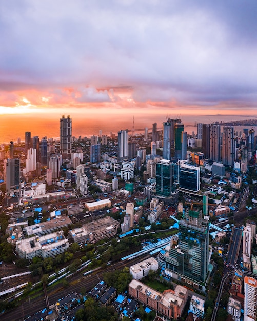 Vista aérea do centro de Mumbai durante o pôr do sol