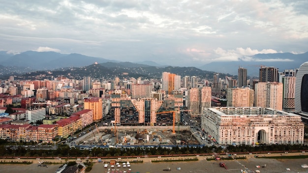 Vista aérea do drone da costa em Batumi Georgia Edifícios do Mar Negro e montanhas de vegetação