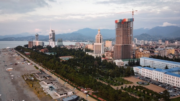 Vista aérea do drone da costa em Batumi Georgia Edifícios do Mar Negro e montanhas de vegetação