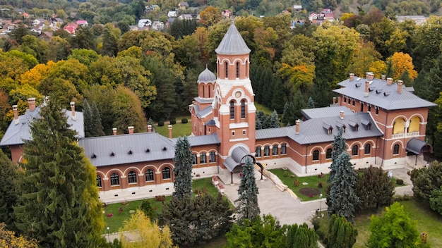 Vista aérea do drone da igreja episcopal em curtea de arges, romênia