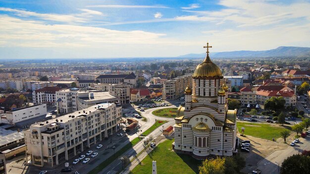 Vista aérea do drone da Igreja Fagaras Romênia dos edifícios de São João Batista