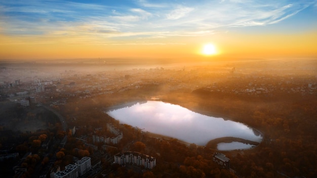 Foto grátis vista aérea do drone de chisinau ao nascer do sol na moldávia