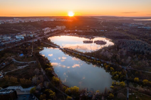 Foto grátis vista aérea do drone de chisinau ao pôr do sol na moldávia