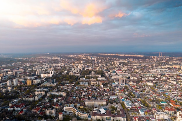 Vista aérea do drone de chisinau ao pôr do sol na moldávia