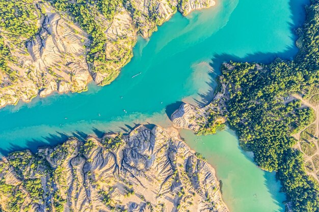 Vista aérea do drone de romantsevskiye gory, konduki na região de tula, rússia. lindos lagos e paisagem montanhosa de verão