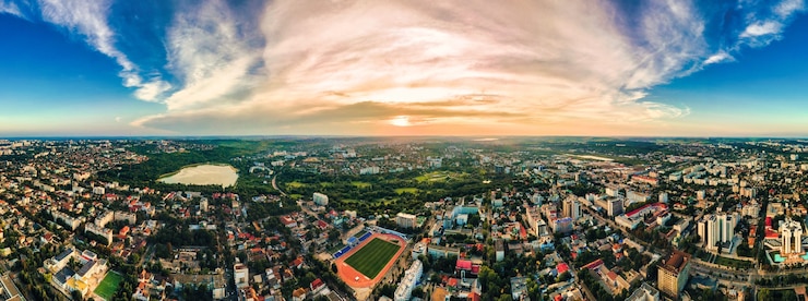 Foto grátis vista aérea do drone do centro de chisinau vista panorâmica de várias estradas de edifícios
