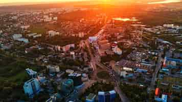 Foto grátis vista aérea do drone do centro de chisinau vista panorâmica de várias estradas de edifícios