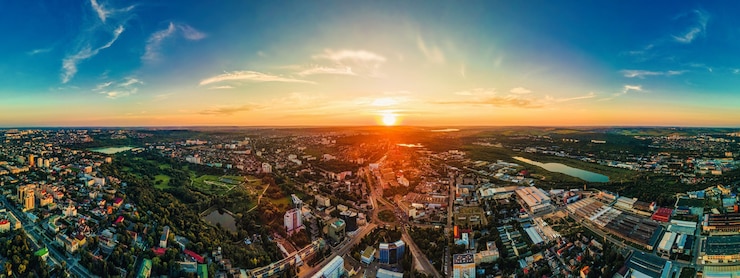 Foto grátis vista aérea do drone do centro de chisinau vista panorâmica de vários edifícios e estradas parques