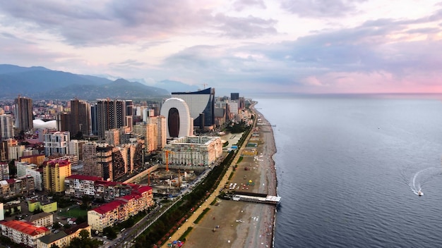 Vista aérea do drone do litoral Edifícios do Mar Negro, vegetação, montanhas, céu nublado