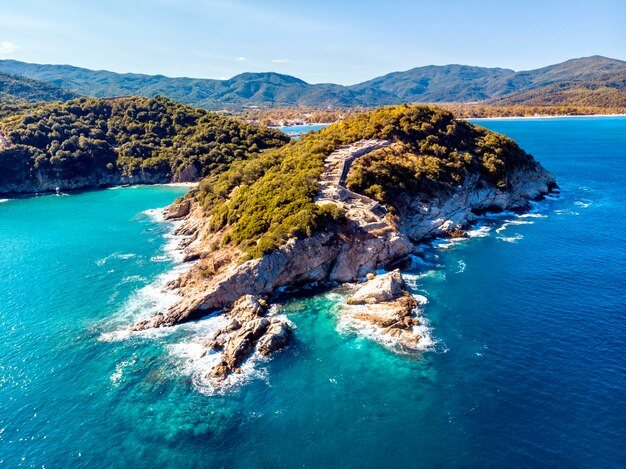 Vista aérea do drone do mar e das rochas em Olympiada Halkidiki, Grécia