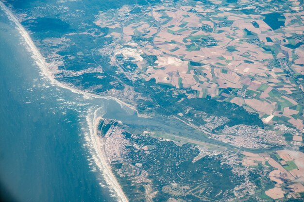 Foto grátis vista aérea do estuário do rio somme e abbeville, frança