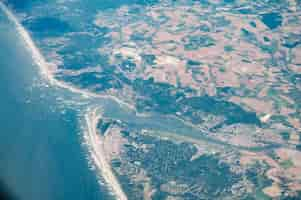 Foto grátis vista aérea do estuário do rio somme e abbeville, frança