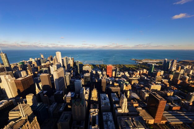 Vista aérea do horizonte de Chicago ao pôr do sol, EUA.