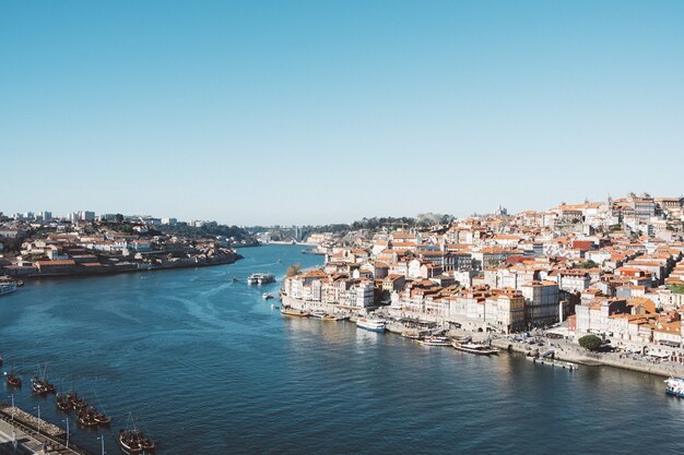 Vista aérea do Jardim do Morro Vila em Portugal sob um céu azul claro