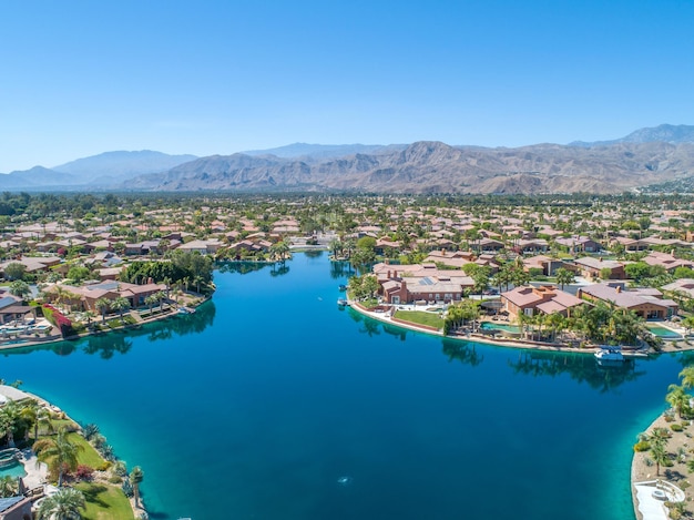 Vista aérea do Lago Rancho Santa Margarita em um dia ensolarado na Califórnia