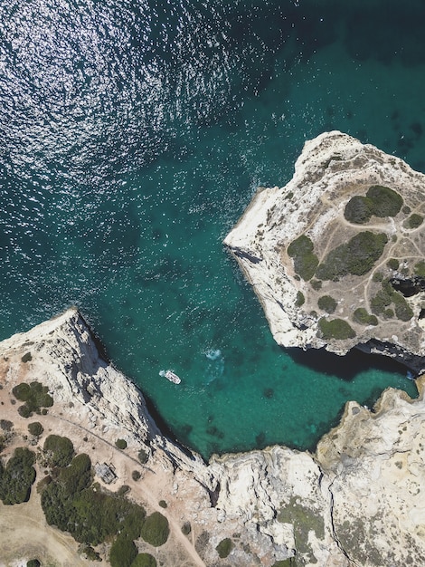 Foto grátis vista aérea do mar e falésias