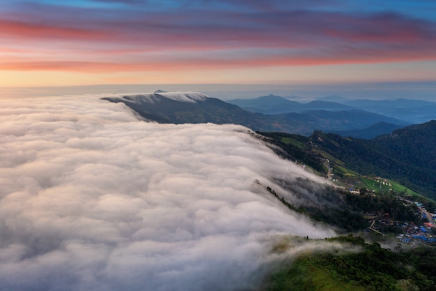 Vista aérea do nevoeiro sobre as montanhas pela manhã