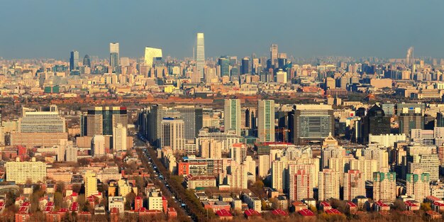 Vista aérea do pôr do sol de Pequim com edifícios urbanos.