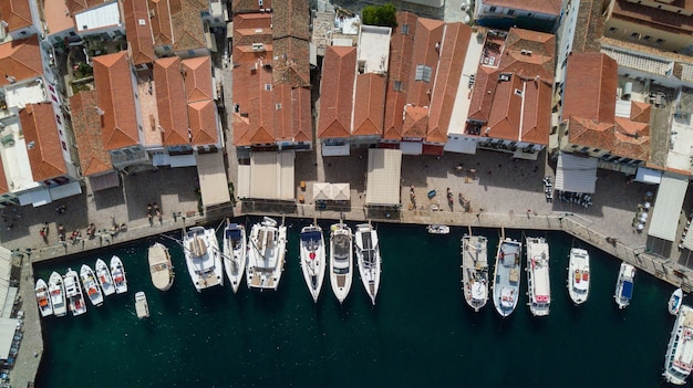 Vista aérea dos barcos em um porto da ilha de Hydra, na Grécia