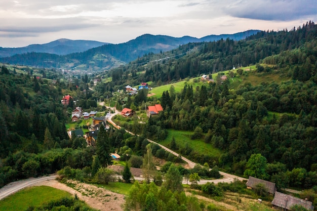 Vista aérea, filmado por Drone Village pequeno entre montanhas, florestas, campos de arroz