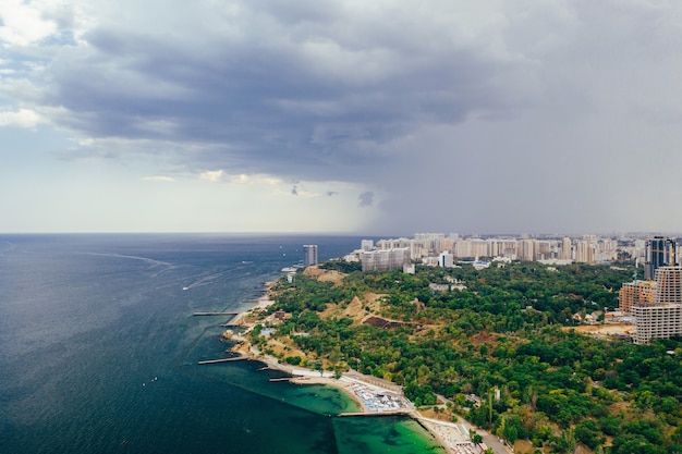 Vista aérea panorâmica da cidade e da baía