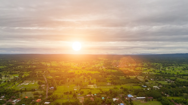 Vista aérea sobre a pequena aldeia, na estrada do país.