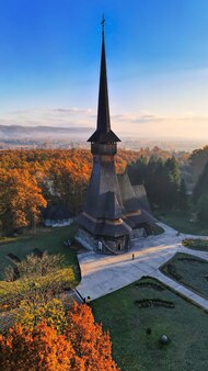 Vista aérea verical do zangão do mosteiro de perisapanta ao nascer do sol na romênia
