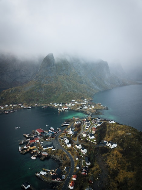 Vista aérea vertical da bela cidade de Lofoten, na Noruega, capturada no meio do nevoeiro