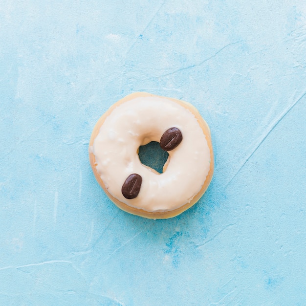 Vista alta ângulo, de, donuts, decorado, com, feijões café, ligado, experiência azul