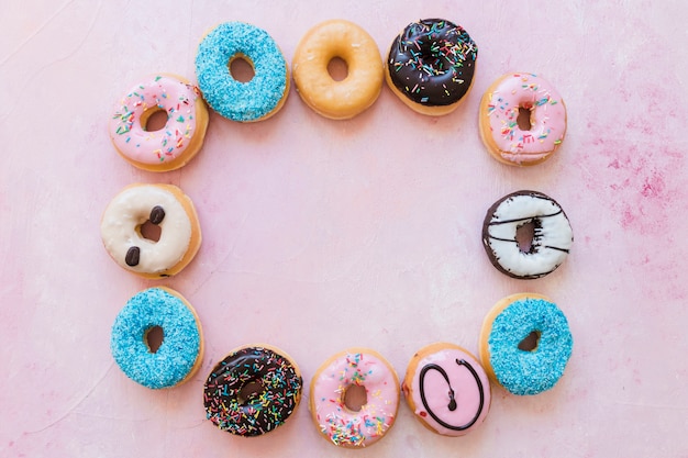 Foto grátis vista alta ângulo, de, donuts, formando, quadro, ligado, cor-de-rosa, fundo