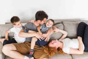 Foto grátis vista alta ângulo, de, feliz, família, tendo divertimento, ligado, sofá