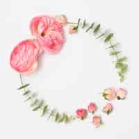 Foto grátis vista alta ângulo, de, peony, flores, e, botões cor-de-rosa, com, eucalipto, folhas