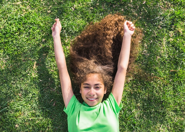 Vista alta ângulo, de, um, menina feliz, mentir grama, parque