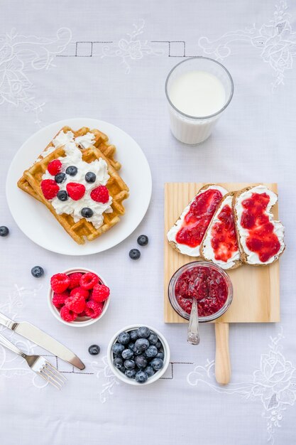 Vista alta ângulo, de, waffles, com, baga, frutas, e, leite